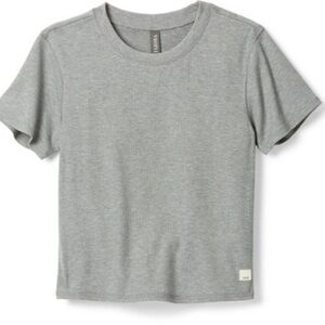Vuori Pose Fitted Tee in Gray